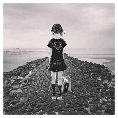 Shore_GirlOnTheShore_2-01